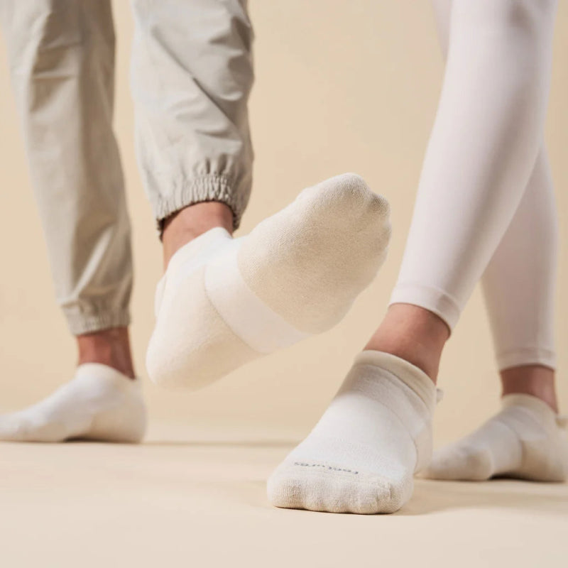 Feetures High Performance Max Cushion No Show Tab Socks - Chai Latte