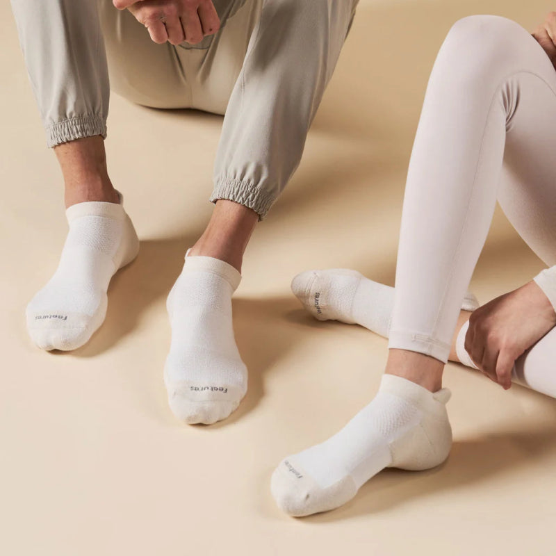 Feetures High Performance Max Cushion No Show Tab Socks - Chai Latte