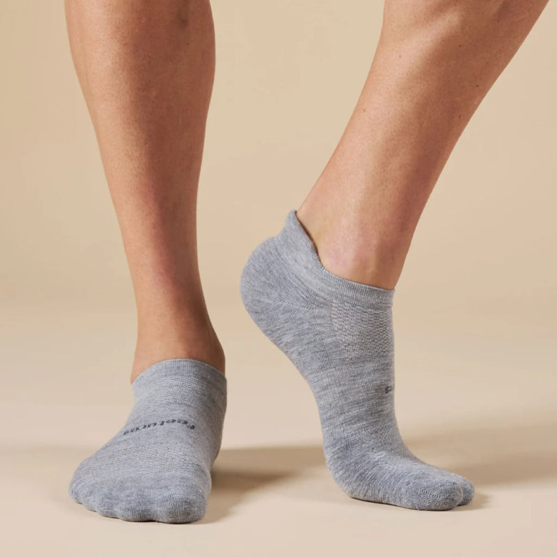 Feetures High Performance Max Cushion No Show Tab Socks - Light Gray
