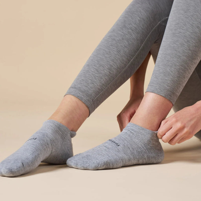 Feetures High Performance Max Cushion No Show Tab Socks - Light Gray