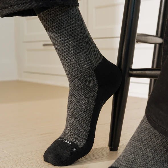 Feetures Men’s Everyday Max Cushion Rich Texture Crew Socks - Black