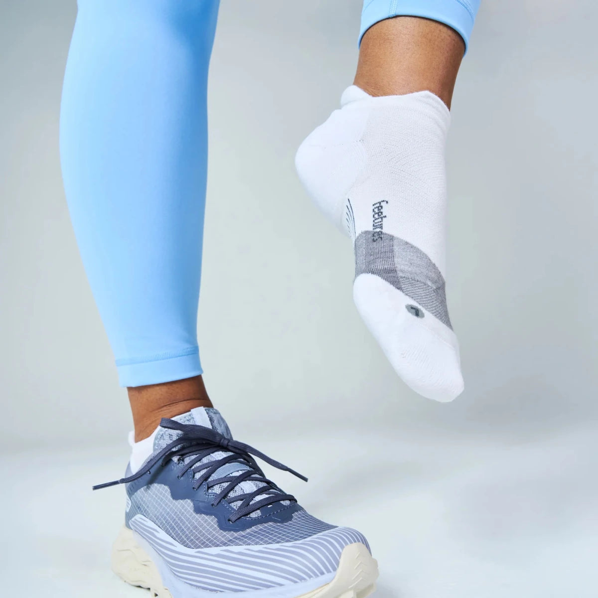 Feetures Merino 10 Max Cushion No Show Tab Socks - White
