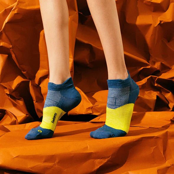 Feetures Merino 10 Max Cushion No Show Tab Socks - Elemental Blue