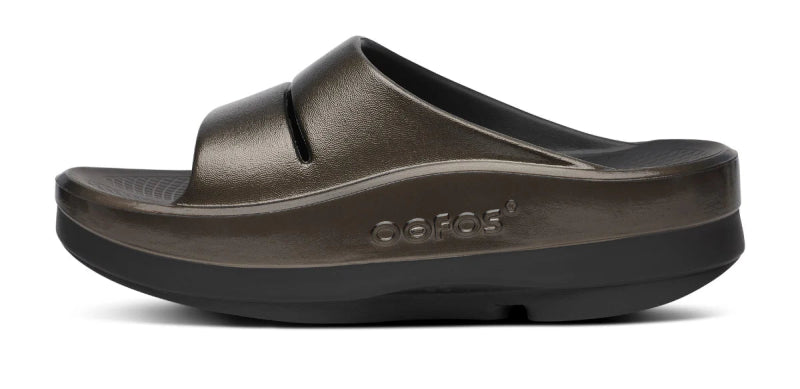 OOFOS Women's OOmega OOahh Stacked Slide - Titanium Mirror