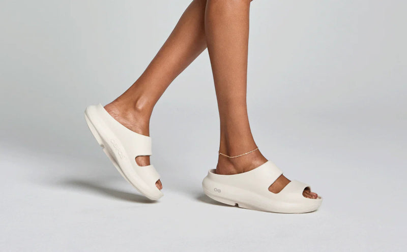 OOFOS Women's OOyea Slide - Chalk