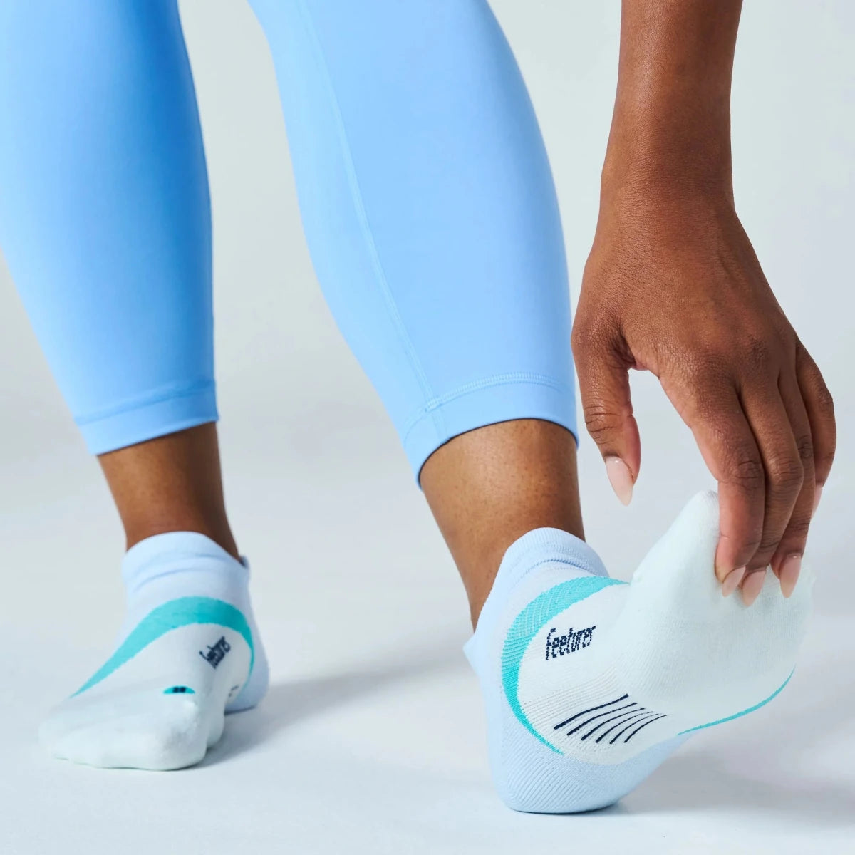 Feetures Elite Light Cushion No Show Tab Socks - Glacier Mist