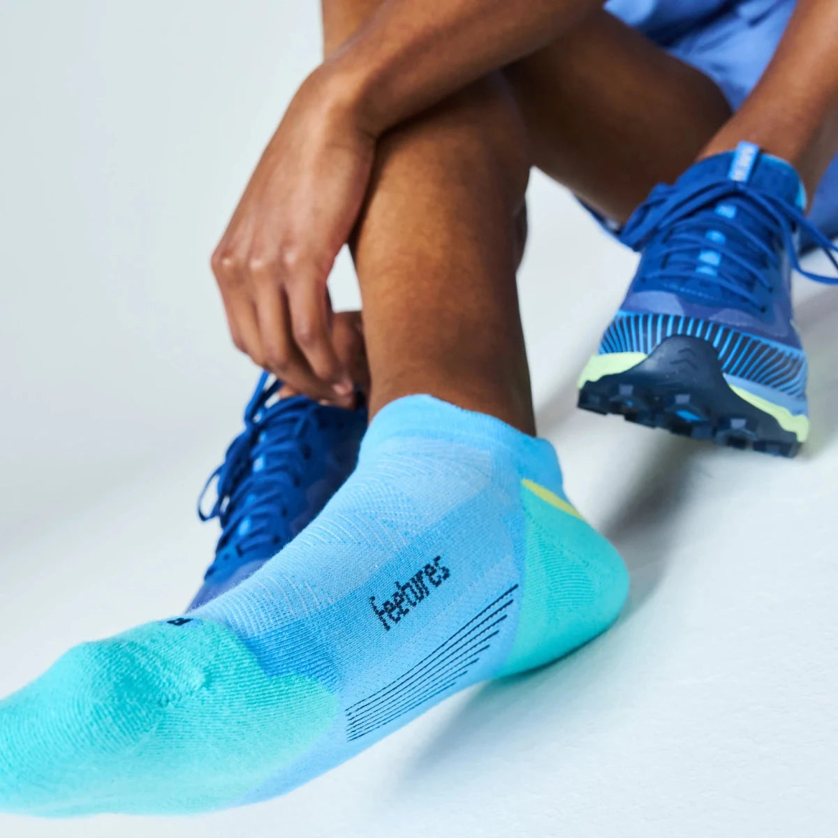 Feetures Elite Max Cushion No Show Tab Socks - Arctic Blue