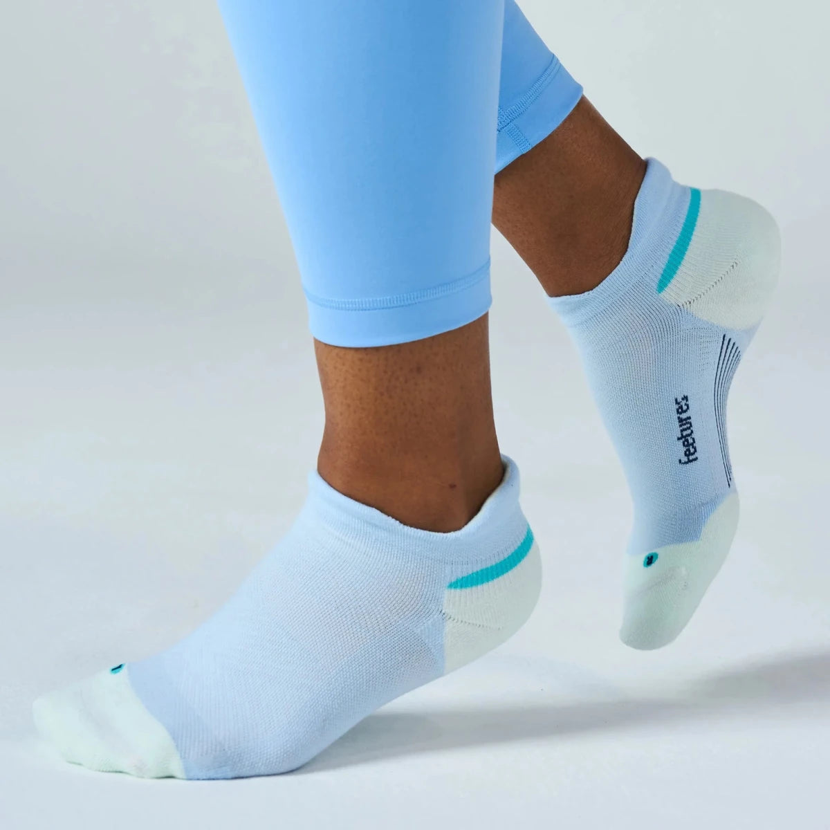Feetures Elite Max Cushion No Show Tab Socks - Glacier Mist