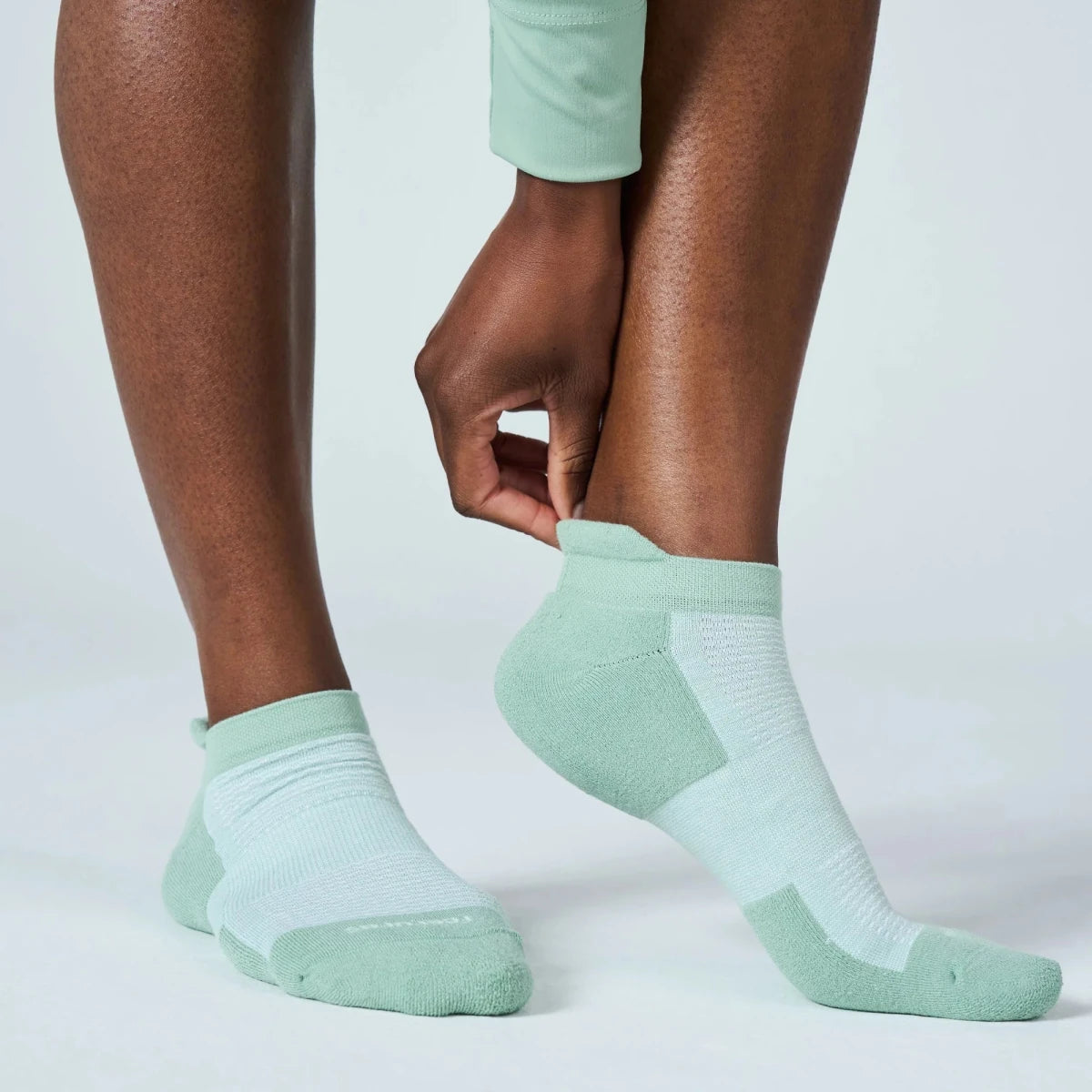 Feetures High Performance Max Cushion No Show Tab Socks - Lilypad