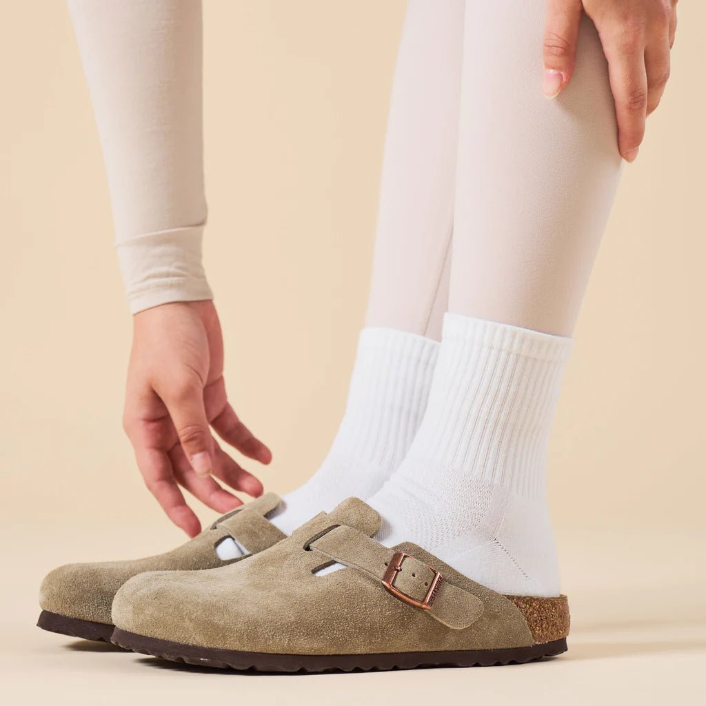 Feetures High Performance Max Cushion Quarter Tall Socks - White