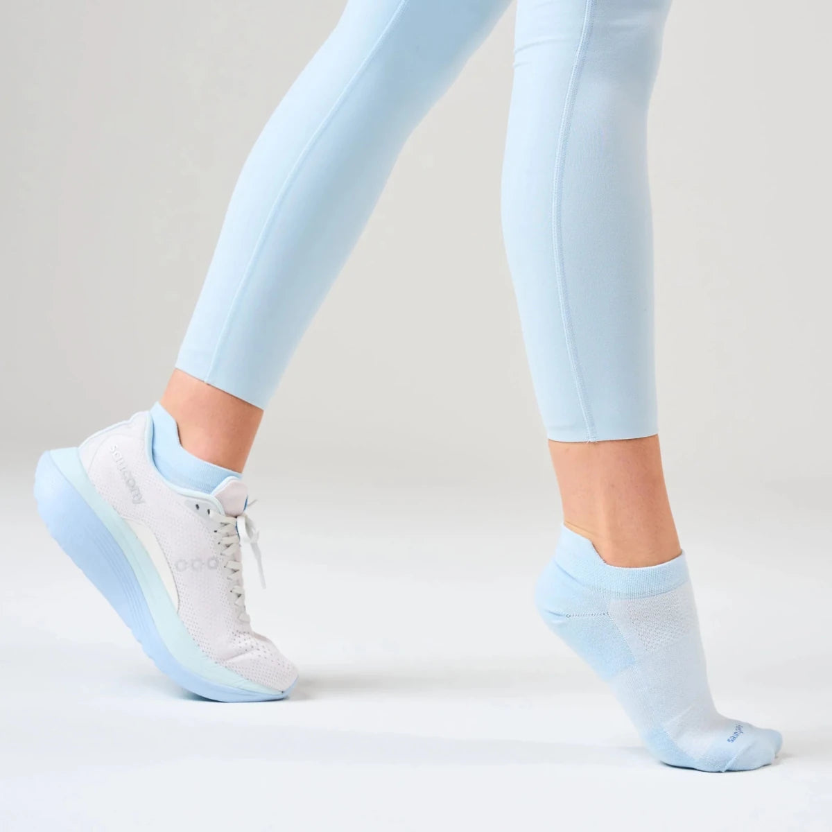 Feetures High Performance Ultra Light No Show Tab Socks - Sea Ice