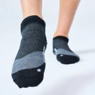 Feetures Merino 10 Max Cushion No Show Tab Socks - Black