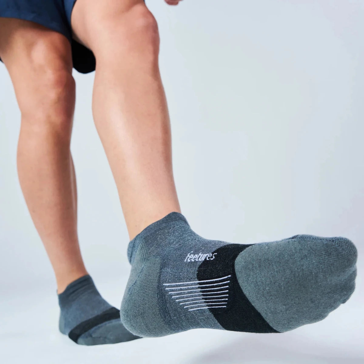 Feetures Merino 10 Max Cushion No Show Tab Socks - Gray