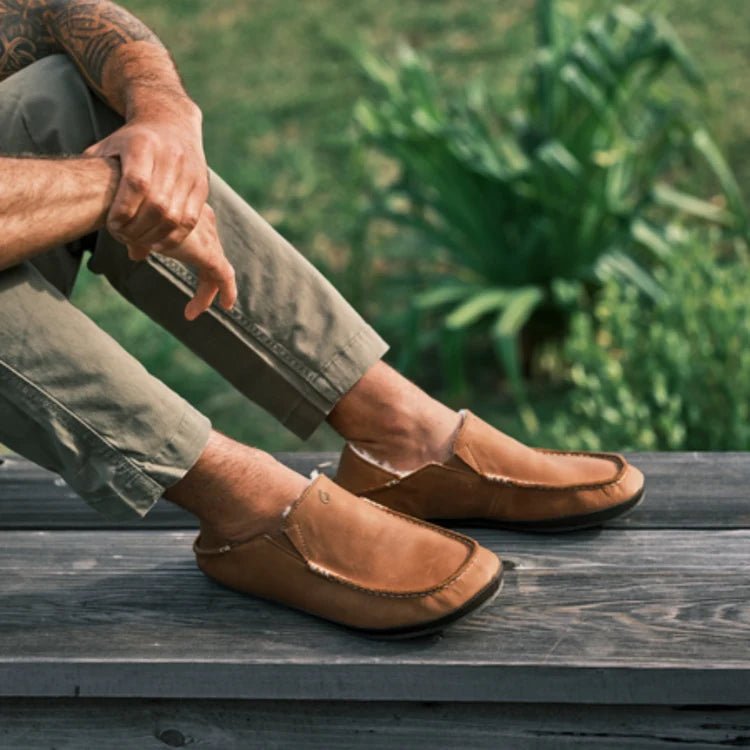 Olukai Men's Moloa Leather Slippers - Toffee/Dark Wood