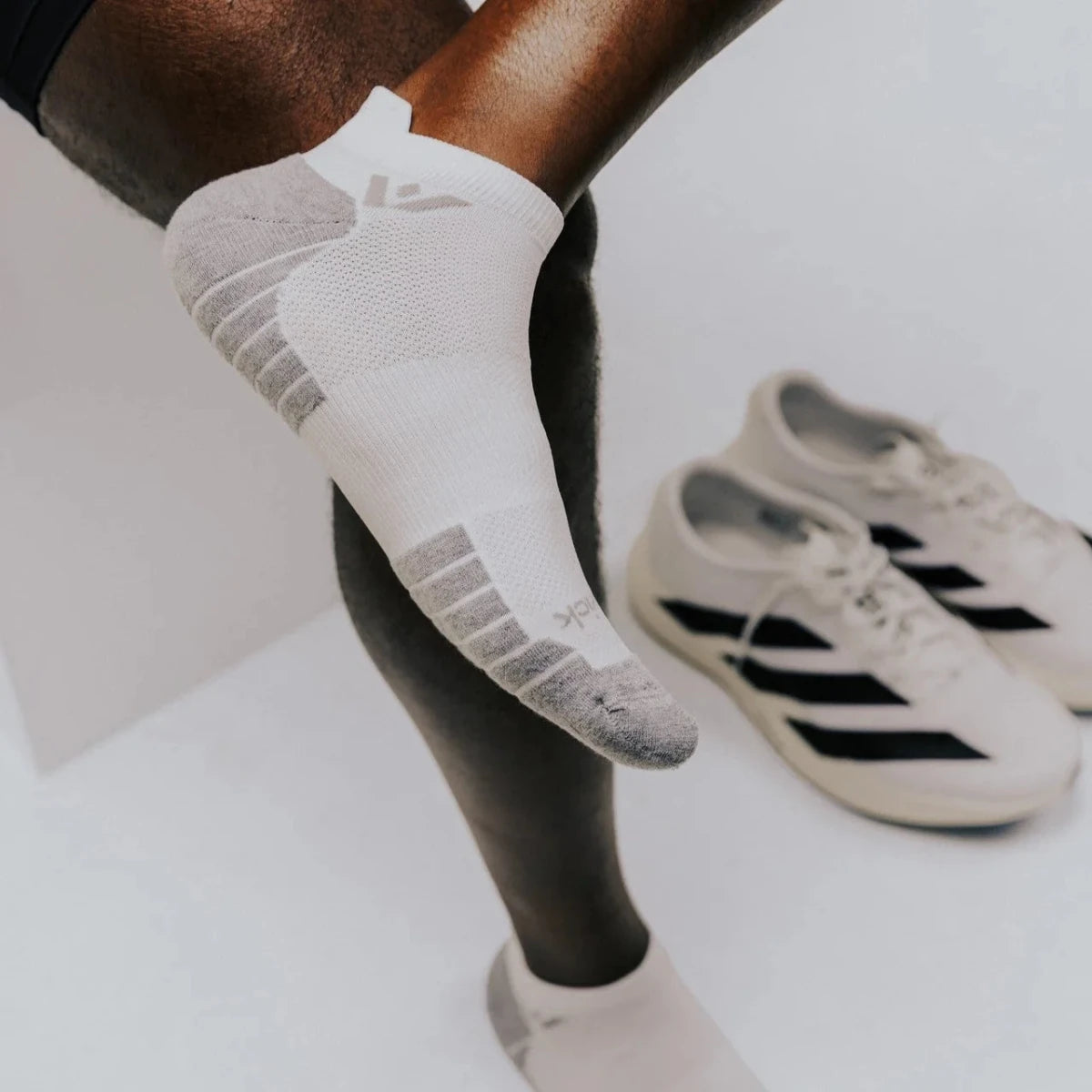 Swiftwick Maxus No Show Socks - White