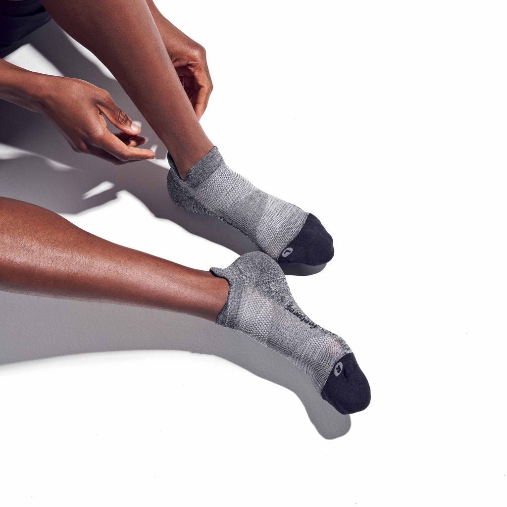 Feetures Elite Max Cushion No Show Tab Socks - Grey