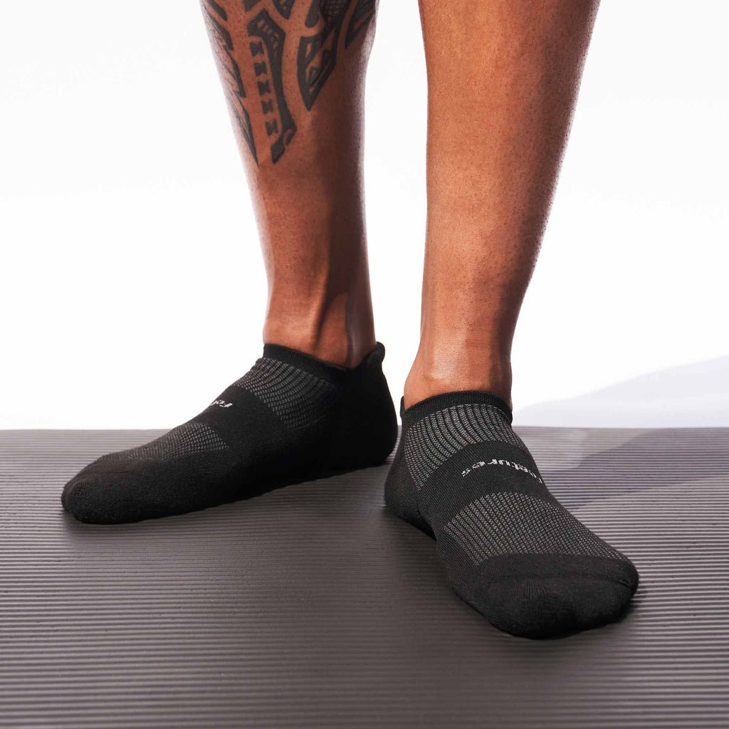 Feetures High Performance Ultra Light No Show Tab Socks - Black