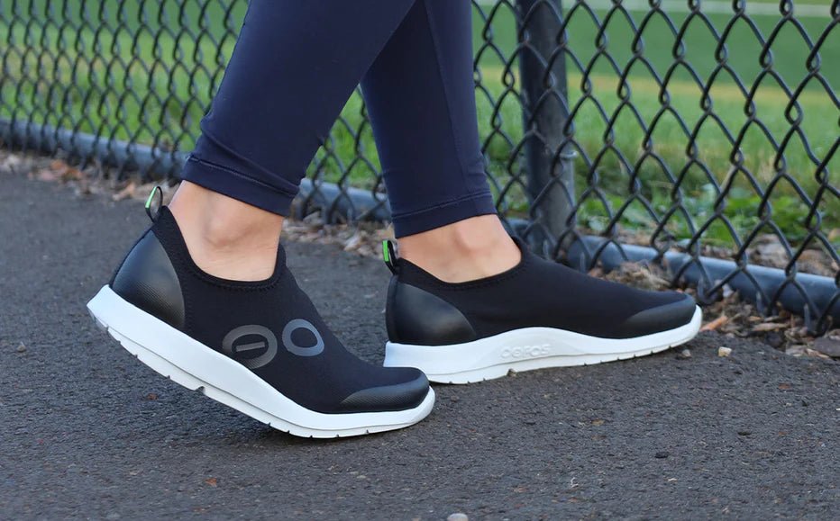 Oofos Women's OOmg Sport Low Shoe - White & Black